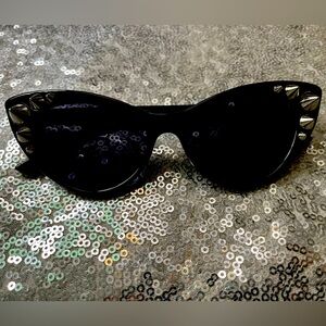 Cool Reto Black Cat-eye Sunglasses with Silver Spiked details ( Valentinoesque).